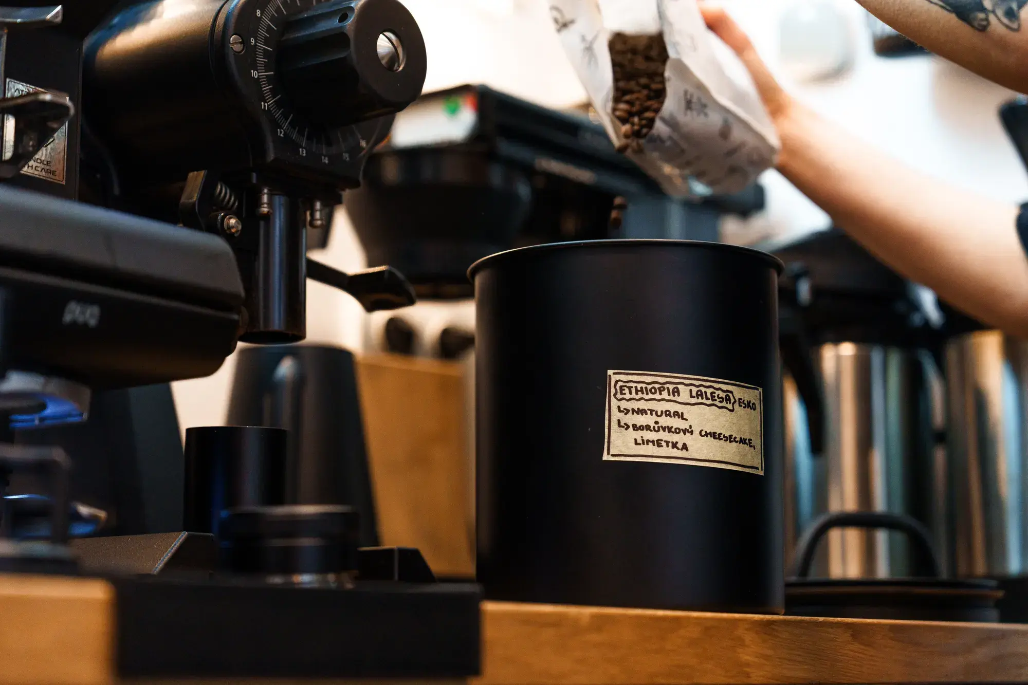 Atmosféra Kafe Grohova – prostor propojující specialty coffee, obchod a keramiku